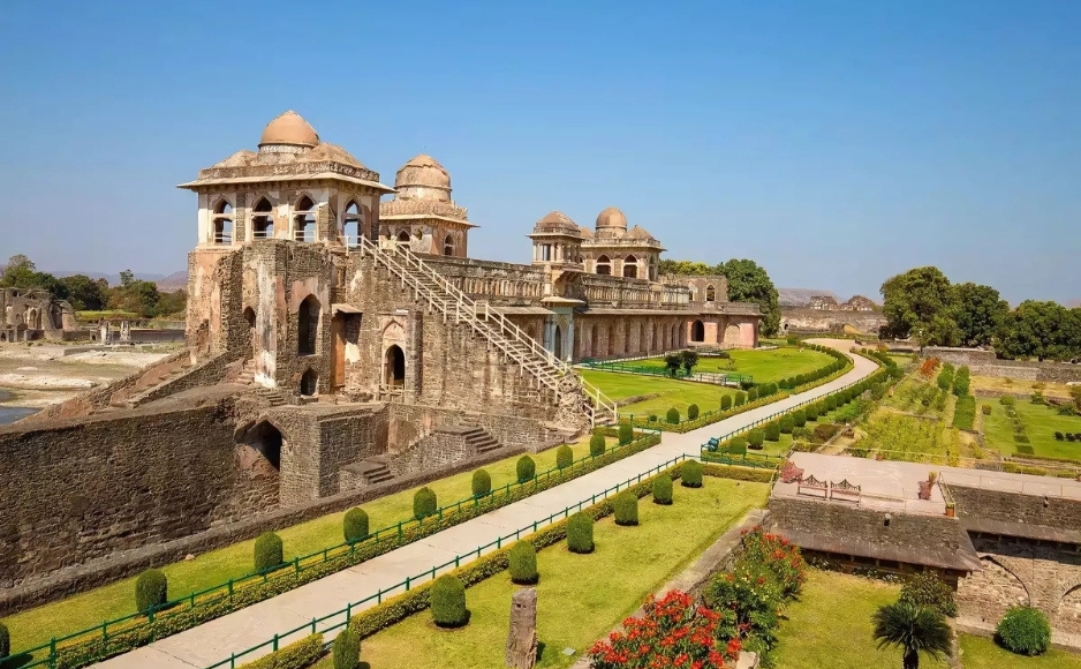 Indore to Mandu Taxi